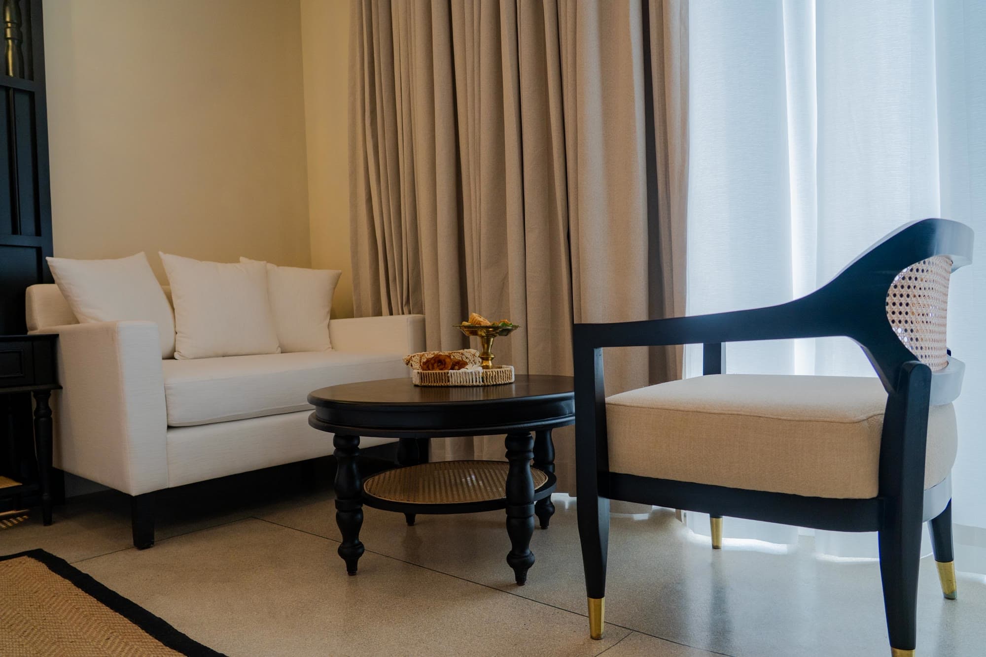Photograph of the sitting corner of a Deluxe Room.